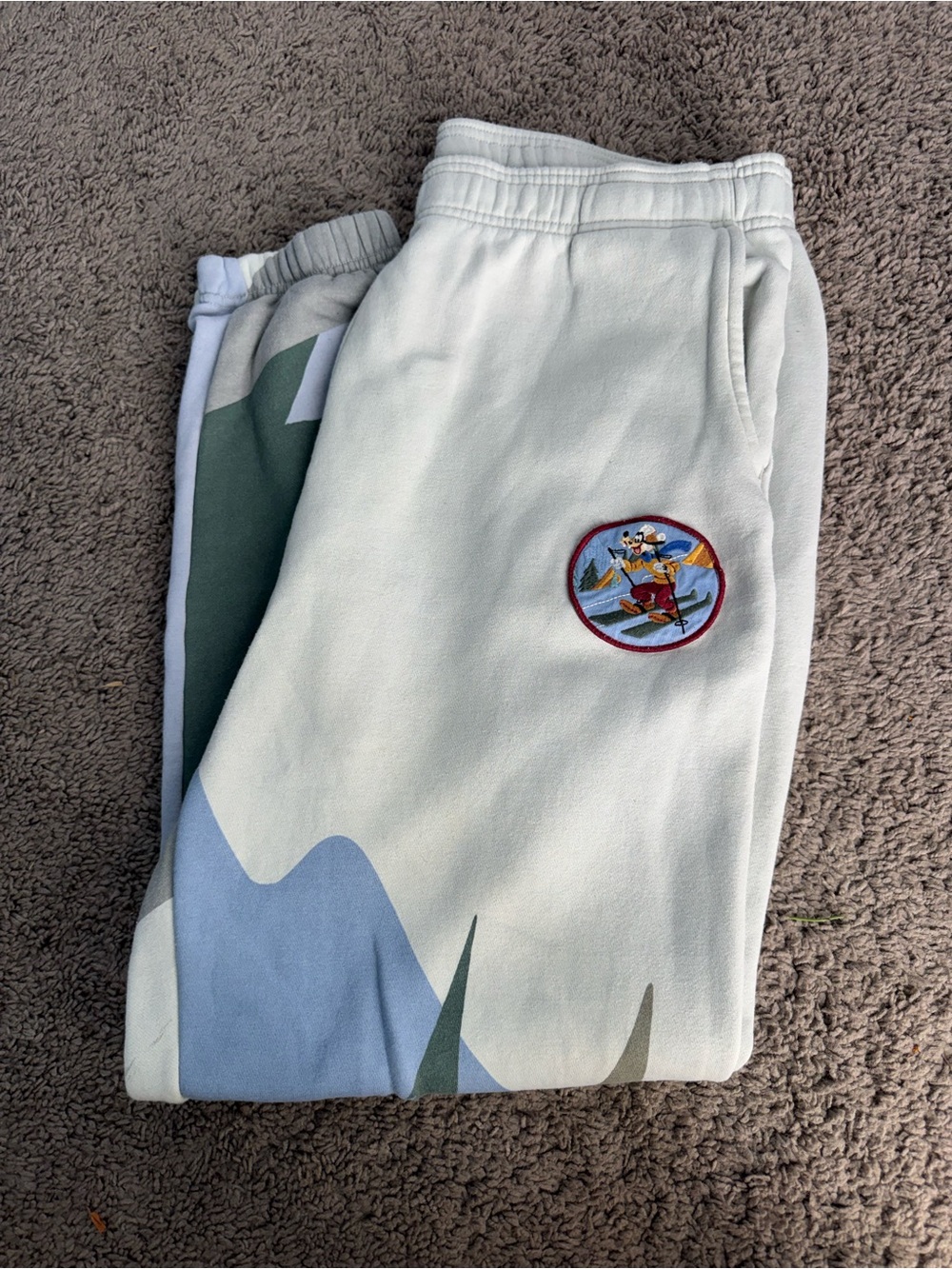 Disney Homestead Goofy Skiing Joggers pants Sz L